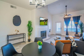 Sleek Pool, Hot Tub, Golf, Pickleball, King Bed, Parking